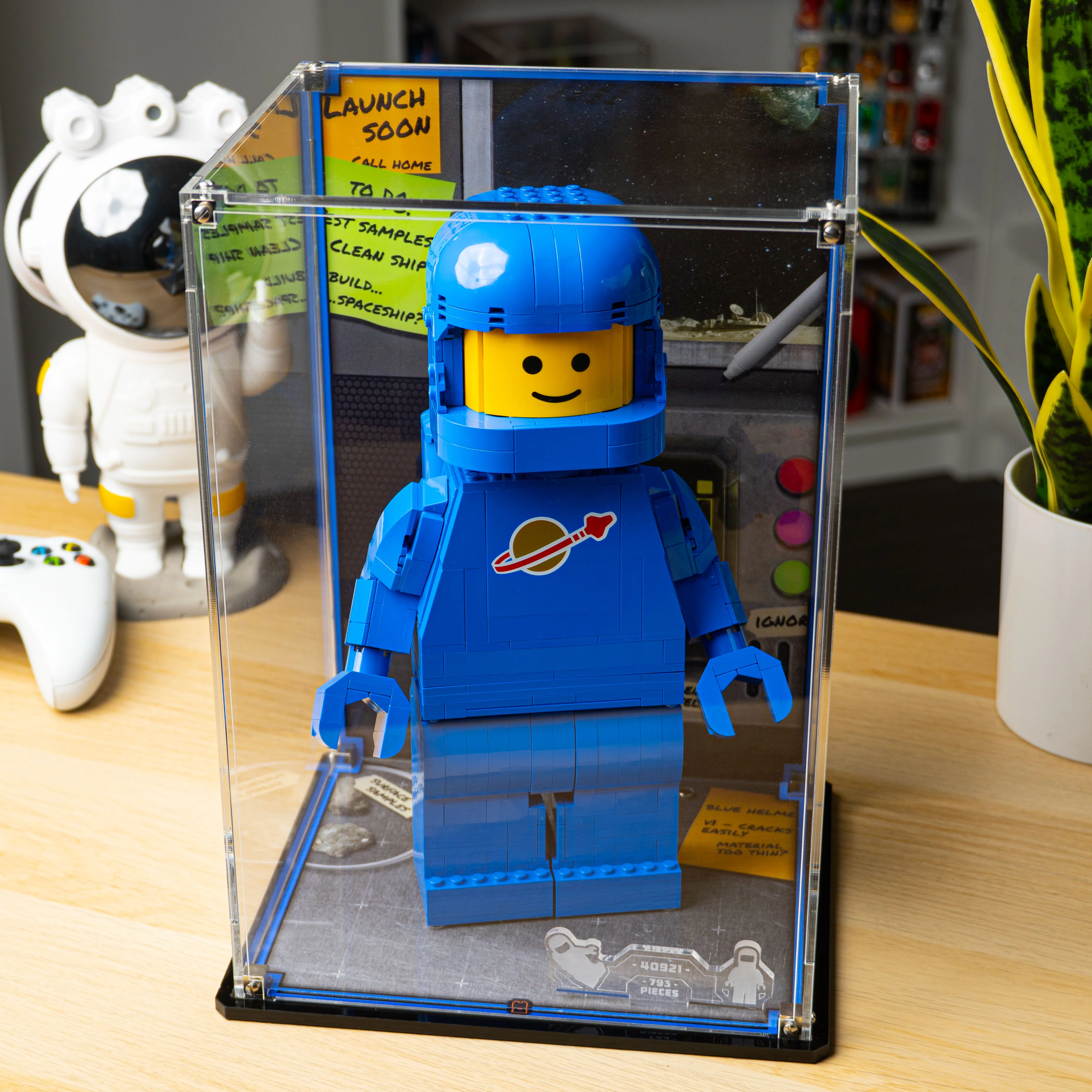 Display Case for LEGO® Up-Scaled Blue Astronaut Minifigure (40921) - Image 12