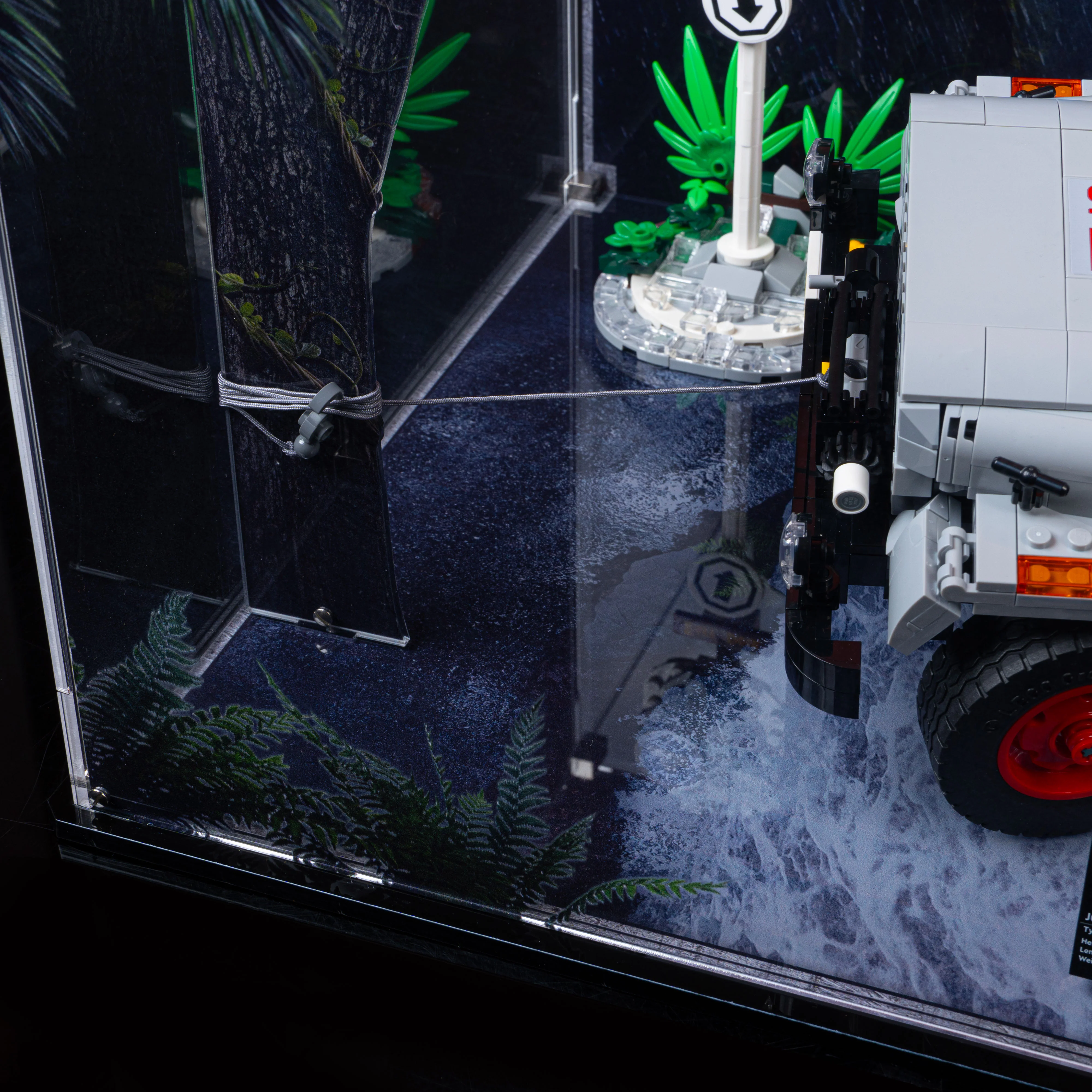 Limited Edition Display Case for LEGO® Jurassic Park Jeep® Wrangler (77984) - Image 16